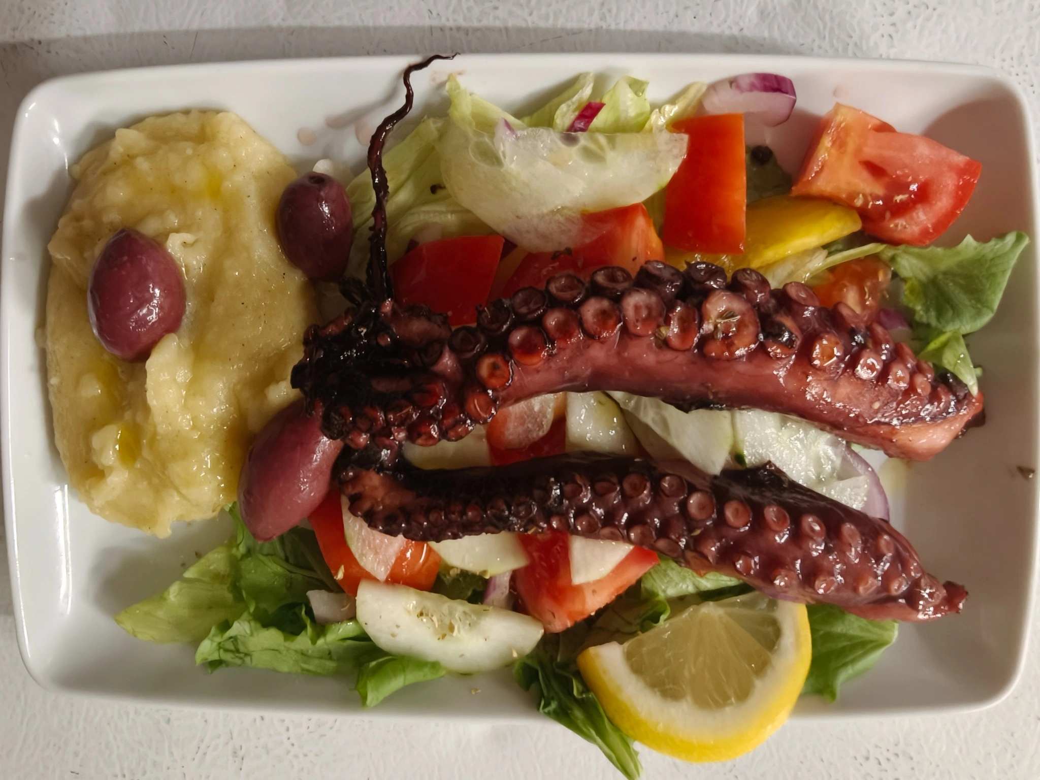 Htapodi con insalata greca e skordalia