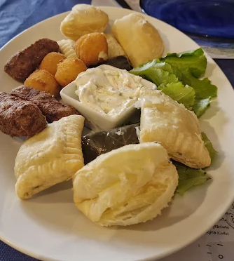 Assortimento di mezes greci