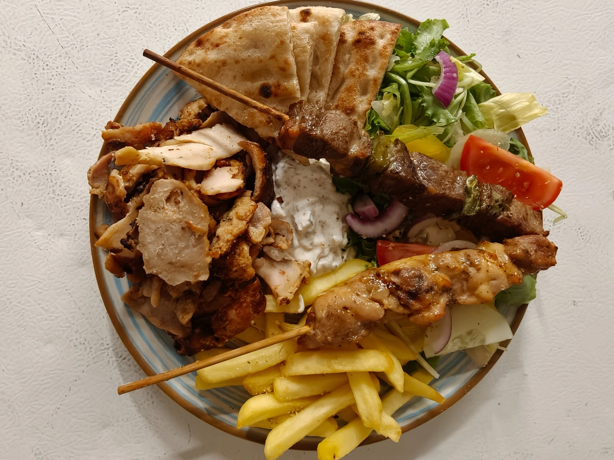 Specialità Kalos con carne, pita, patatine e insalata